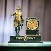 Настольные часы «Петр I» из бронзы и змеевика в подарок — фотография 1