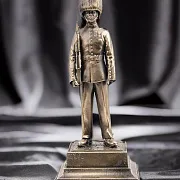Бронзовая статуэтка «Королевский гвардеец Великобритании» — необычный подарок — фотография 1
