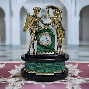 Каминные часы «Амур и Психея» из малахита — красивый подарок — фотография 1