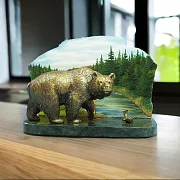 Скульптура из бронзы «Медведь на природе» на змеевике в подарок — фотография 1