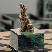 Ручная работа: Бронзовая статуэтка «Воющий волк» на змеевике — фотография 1