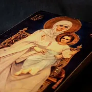 Подарочная икона деревянная "Богоматерь на престоле" — фотография 3