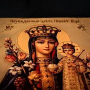 На память: Икона деревянная " Богоматерь Неувядаемый Цвет" — фотография 7