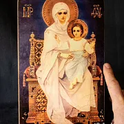 Подарочная икона деревянная "Богоматерь на престоле" — фотография 1