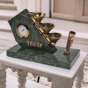 На память: Настольные часы «Прииск» из бронзы и змеевика — фотография 1