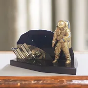 Бронзовая фигурка «В космосе» — необычный подарок — фотография 1