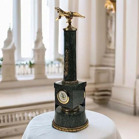 Часы «ТУ-154» на основании из змеевика — красивый подарок
