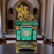 Каминные часы «Георгий Победоносец» из малахита в подарок — фотография 1